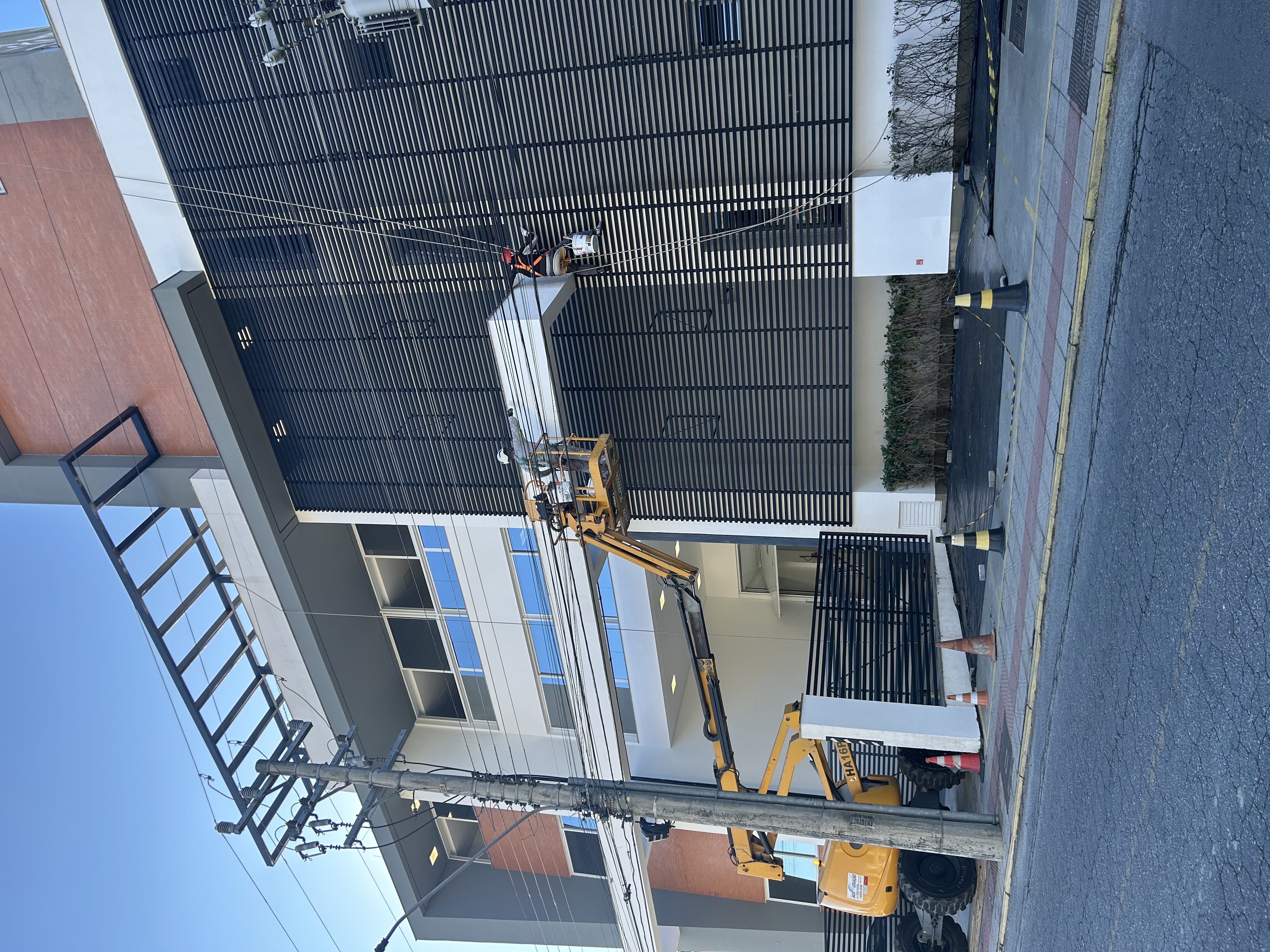 Equipe Resulta Engenharia trabalhando em fachada